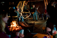 Live music and joy around the open fireplace in the common room (Foto: Lars Horn)