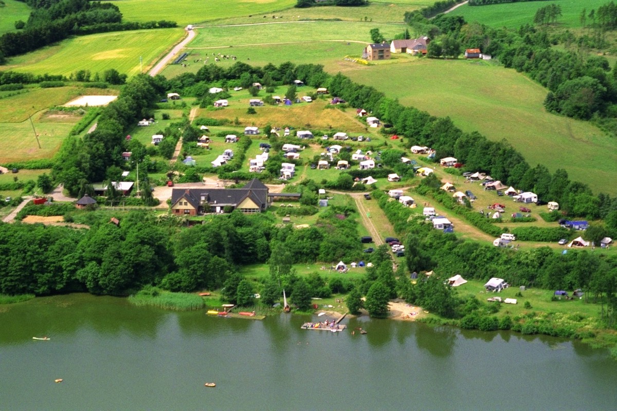 Luchtfoto uitzicht over Vammen Camping met prachtig uitzicht op het strand, het meer en de natuur